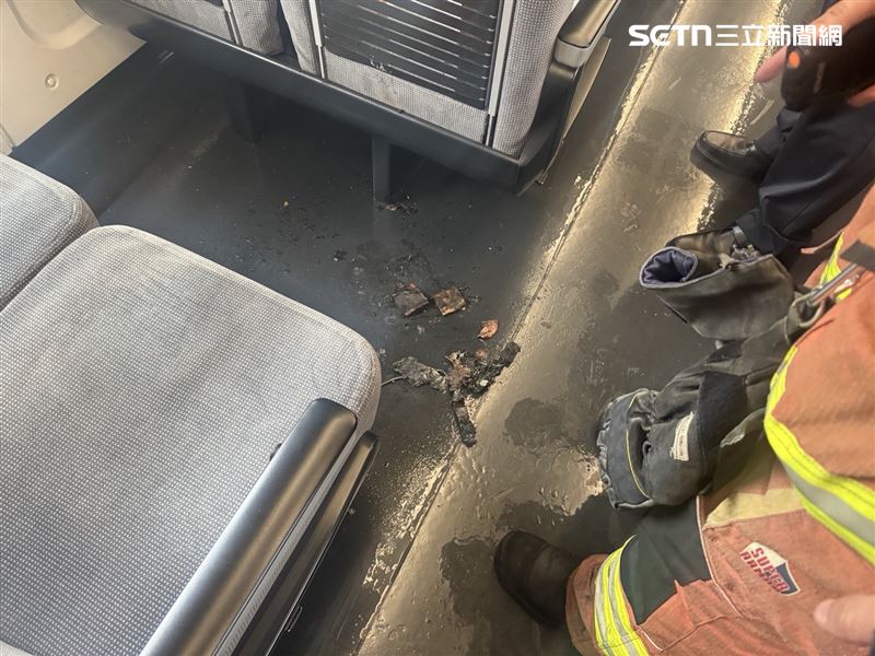 新北女乘客搭乘新自強號時,隨身包包內的行動電源無故自燃。(圖/翻攝畫面)