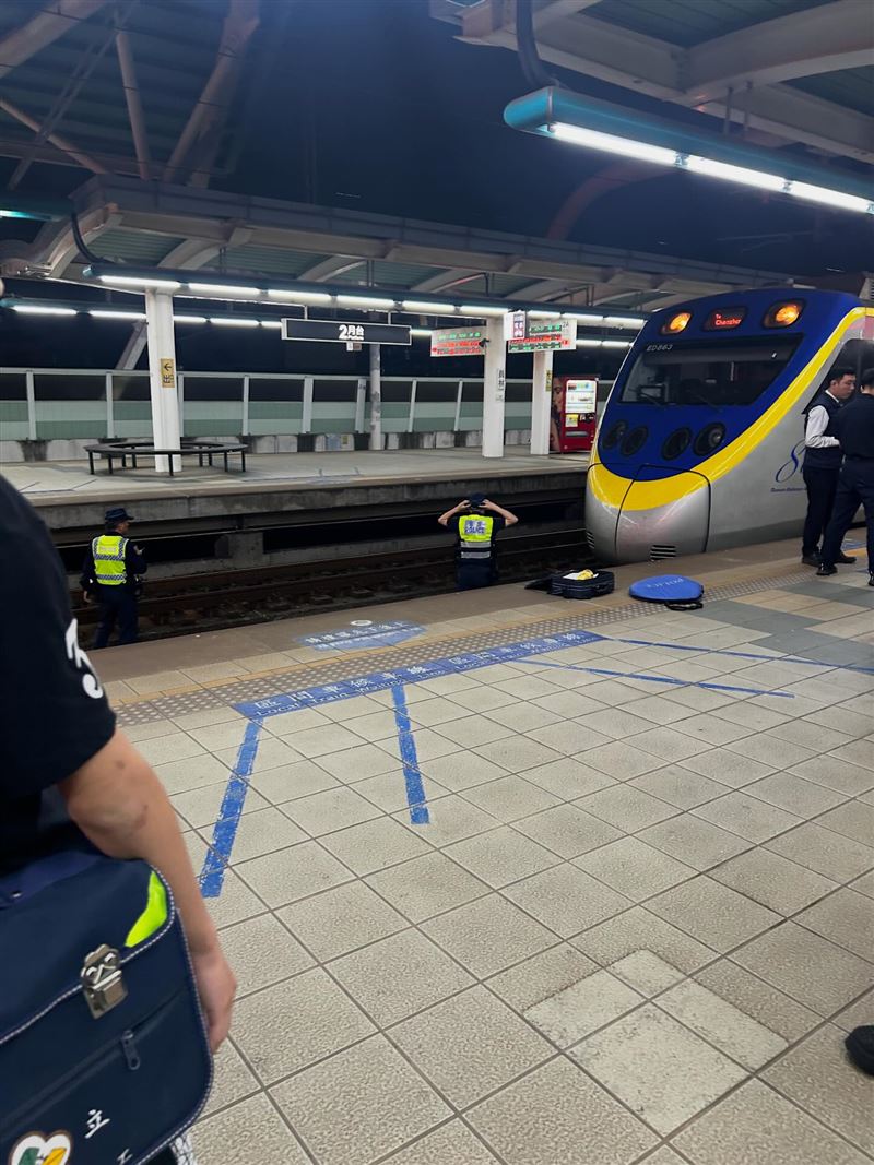 女子因不明原因從月台墜落遭列車撞上。(圖/翻攝自Threads @star413)