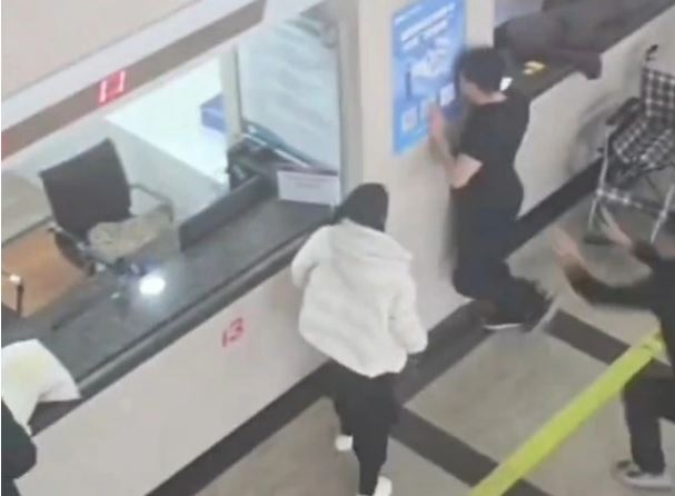 中國吉林一名男子,不滿孕妻產檢由男醫師接診,大鬧醫院。(圖/翻攝自鳳凰網)
