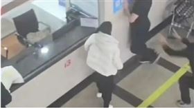 中國吉林一名男子，不滿孕妻產檢由男醫師接診，大鬧醫院。（圖／翻攝自鳳凰網）