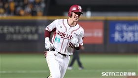 中華職棒37年開幕戰，樂天桃猿左外野手陳晨威炸裂追平轟。（圖／記者劉彥池攝影）