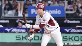 中華職棒37年開幕戰，樂天桃猿捕手宋嘉翔觸擊造成江忠城接球失誤。（圖／記者劉彥池攝影）