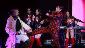 吳宗憲唱一半　他「狂甩條狀物」嚇跑辣妹