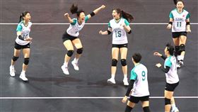 中信學院和臺灣師大鏖戰兩個半小時，以3：2(25：2317、25：21、17：25、20：25、15：13)拿下最後勝利。（圖／大專體總提供） 