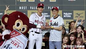 中華職棒37年開幕戰，樂天桃猿左外野手陳晨威獲選單場MVP。（圖／記者劉彥池攝影）