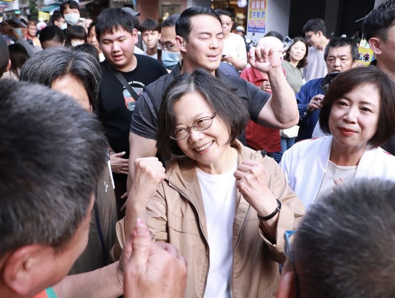 蔡英文和何欣純逛廟東老街，不忘幫她拉票，人氣超旺。（圖／翻攝自何欣純臉書）