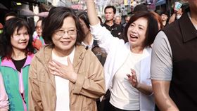 蔡英文和何欣純逛廟東老街，不忘幫她拉票，人氣超旺。（圖／翻攝自何欣純臉書）