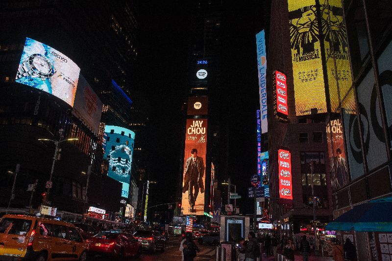 歌王周杰倫近日推出新專輯「太陽之子」，數位專輯4天內銷售量突破264萬張，各大數位平台也在多個城市推出周杰倫巨幕電子看板。圖為美國紐約時代廣場。（杰威爾提供）