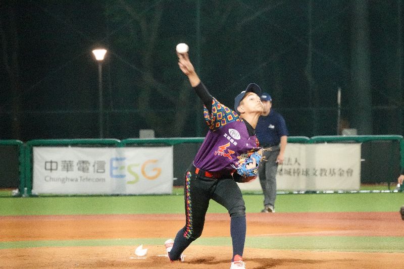 115年謝國城盃全國少棒錦標賽冠軍戰28日晚間登場，台東紅葉國小與屏東大平國小爭冠，紅葉小將展現韌性，終場以6比5拿下勝利，黃于安（圖）中繼3.2局飆8K獲勝投