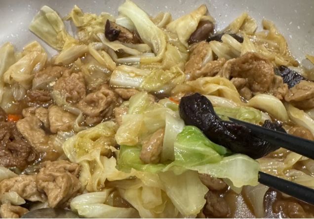 一名網友分享，他把高麗菜加入麵筋一起料理，味道讓他十分驚豔。（圖／翻攝臉書社團「我愛全聯-好物老實説」）