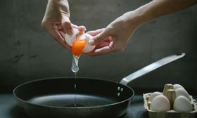 日本廚師分享煎蛋美味方法表示，一般食用油可搭配醬油，若要使用番茄醬，建議用奶油煎蛋更美味。（圖／翻攝自Pexels圖庫）