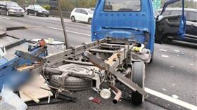 國道1號苗栗銅鑼路段3月28日發生小貨車爆胎自撞事故，車斗脫落、車體嚴重毀損，2人受傷送醫。（圖／翻攝畫面）
