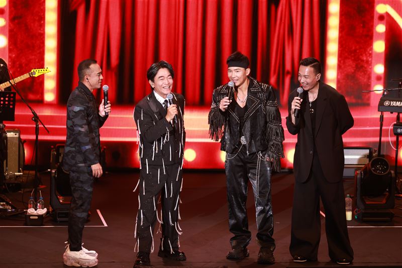 「咻比嘟嘩」小馬(左起)、吳宗憲、劉畊宏、小鐘合體。(圖/東西文娛、星樂全球提供)