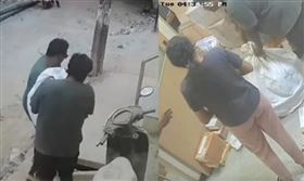 印度一名老翁被塞到麻布袋，被家人扛到門市打算當貨品快遞寄出。（圖／翻攝影片）