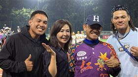 張進德、張育成見證恩師方穎豐圓夢115年謝國城盃全國少棒錦標賽28日由台東紅葉國小奪冠，隊史首度取得LLB台灣代表權，總教練方穎豐（右2）圓了30多年的夢想，子弟兵張進德（左）、張育成（右）也在場見證。中央社記者謝靜雯攝　115年3月28日