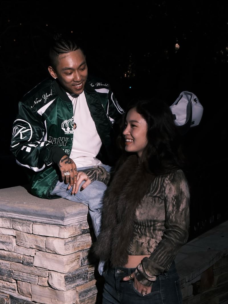 李遐怡在社群曬出多張親密合照,寫下「我的男人(MY MAN)Dok2」甜蜜告白。(圖/翻攝自IG @leehi_hi)