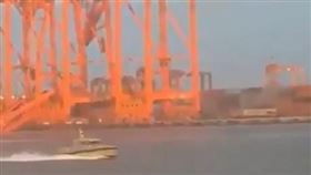 阿曼港口遇襲暫停運作，伊朗軍方稱鎖定附近美後勤船。（圖／翻攝自X平台 @TruthTrumpPost）
