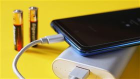 行動電源。(圖/Pixabay)