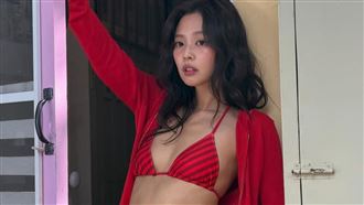 Jennie比基尼辣照狂發　親自設計泳裝曝光