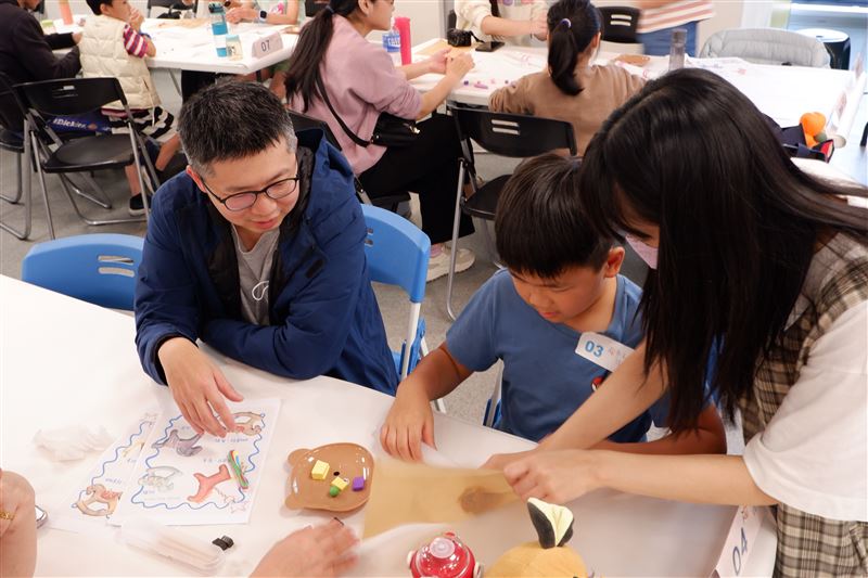 從大人小孩共同捏陶的過程,留下珍貴的親子回憶。(圖/主辦單位提供)