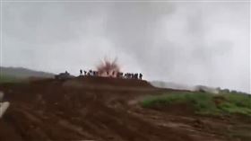 共軍軍演「煙霧彈射自己人」！一群高官抱頭鼠竄　闖禍士兵驚：爆漿了。（圖／翻攝自李老師不是你老師X）