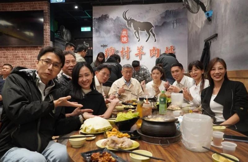 柯文哲率團吃羊肉爐。（圖／陳彥廷臉書）