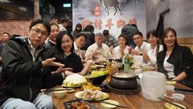 柯文哲率團吃羊肉爐。（圖／陳彥廷臉書）