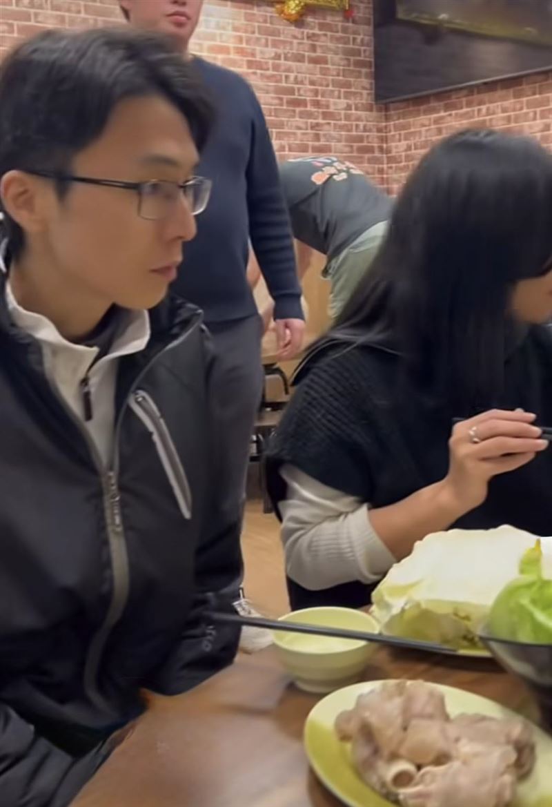 柯文哲率團去吃羊肉爐，民眾黨市議員參選人陳彥廷因茹素，似乎只能看著其他人吃飯。（圖／翻攝自臉書）