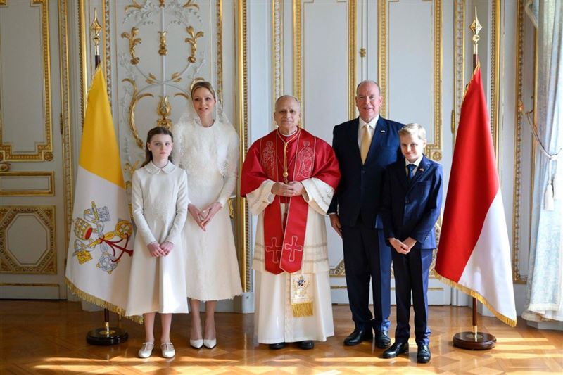 教宗良十四世到訪摩納哥，與親王亞伯特二世、夏琳親王妃及他們的雙胞胎子女合影，紀錄歷史性時刻。（翻攝Vatican Media）