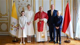 教宗良十四世到訪摩納哥，與親王亞伯特二世、夏琳親王妃及他們的雙胞胎子女合影，紀錄歷史性時刻。（翻攝Vatican Media）