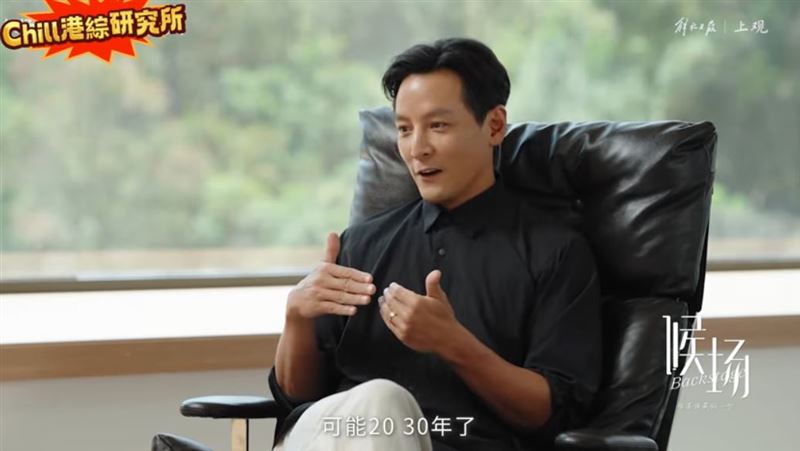 吳彥祖在訪談中溫柔吐露跨越半世紀的人生體悟。（圖／翻攝自《Chill 港綜研究所》）
