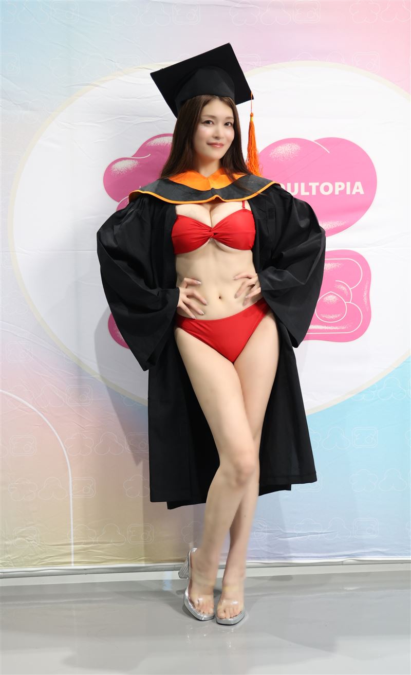 橘瑪麗脫下學士袍，她在近幾年成功大瘦身，然而卻將畢業。（圖／攝影龐文宏提供）