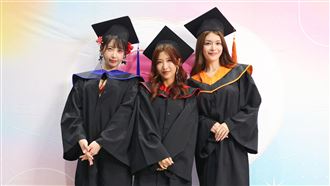 3女神畢業脫了！穿學士袍竟辣藏比基尼