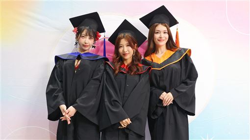 3女神畢業脫了！穿學士袍竟辣藏比基尼
