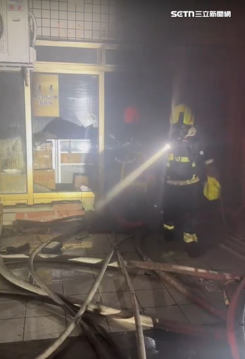 火勢於25分鐘左右撲滅，搜救人員入內協助受困者頭戴共生面罩一同走出火場。（圖／翻攝畫面）