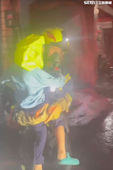 屏東縣屏東市昆明街昨天（28日）深夜驚傳住宅火警，一家四口2大2小受困屋內。（圖／翻攝畫面）