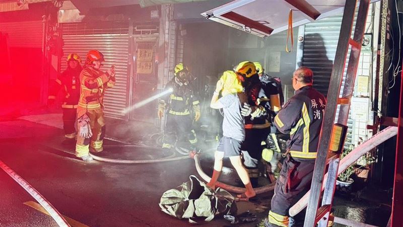 民宅深夜惡火「一家四口」受困…驚險逃出