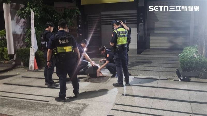 警方獲報到場，林男情緒激動遭保護管束。（圖／翻攝畫面）