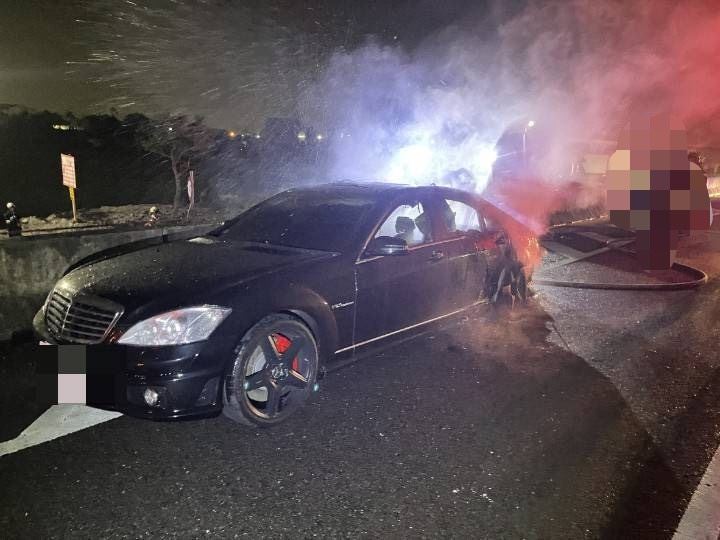 賓士車因不明原因竄出火煙。(圖/翻攝畫面)