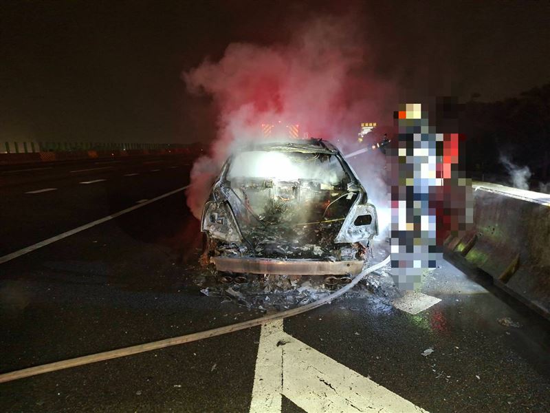 賓士車全面燃燒,所幸未造成人員受困、受傷。(圖/翻攝畫面)