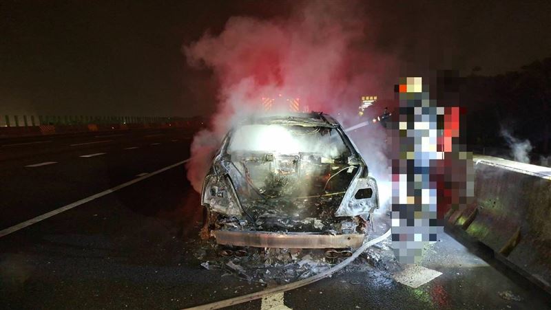 國道1賓士車「屁股火燒」!駕駛急停逃生