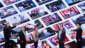 蔡總統主持TaiwanPlus開播儀式（2）總統蔡英文（中）3日上午在台北出席公共電視TaiwanPlus頻道開播記者會，與公共電視董事長胡元輝（左起）、行政院長蘇貞昌、TaiwanPlus代理執行長余佳璋（右起）、文化部長李永得一同啟動儀式，並合影。中央社記者王飛華攝  111年10月3日