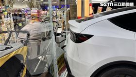 特斯拉,楠梓警分局,高雄,高雄市,店員,玻璃,眼神,事故,停車格,商品,網友,楠梓。（圖／翻攝畫面）