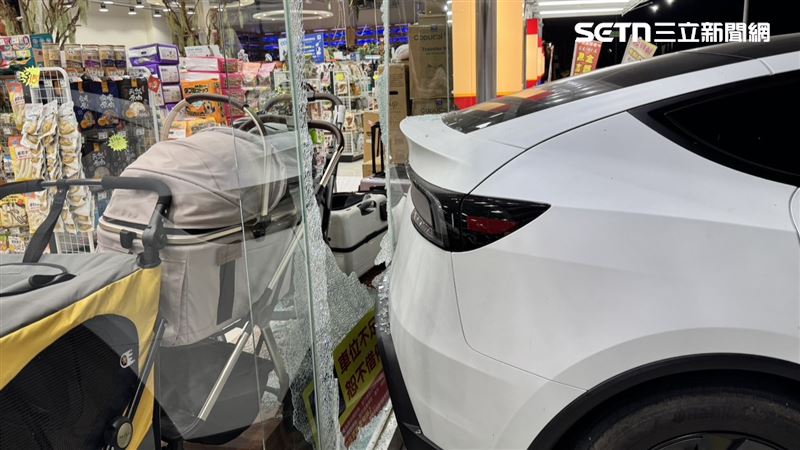 特斯拉撞賣場!她眼神死…網見一這幕歪樓