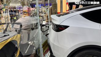 特斯拉撞賣場！她眼神死…網見一這幕歪樓