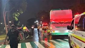 男大生校內走斑馬線遭公車輾壓 傷重進ICU（圖／翻攝畫面）
