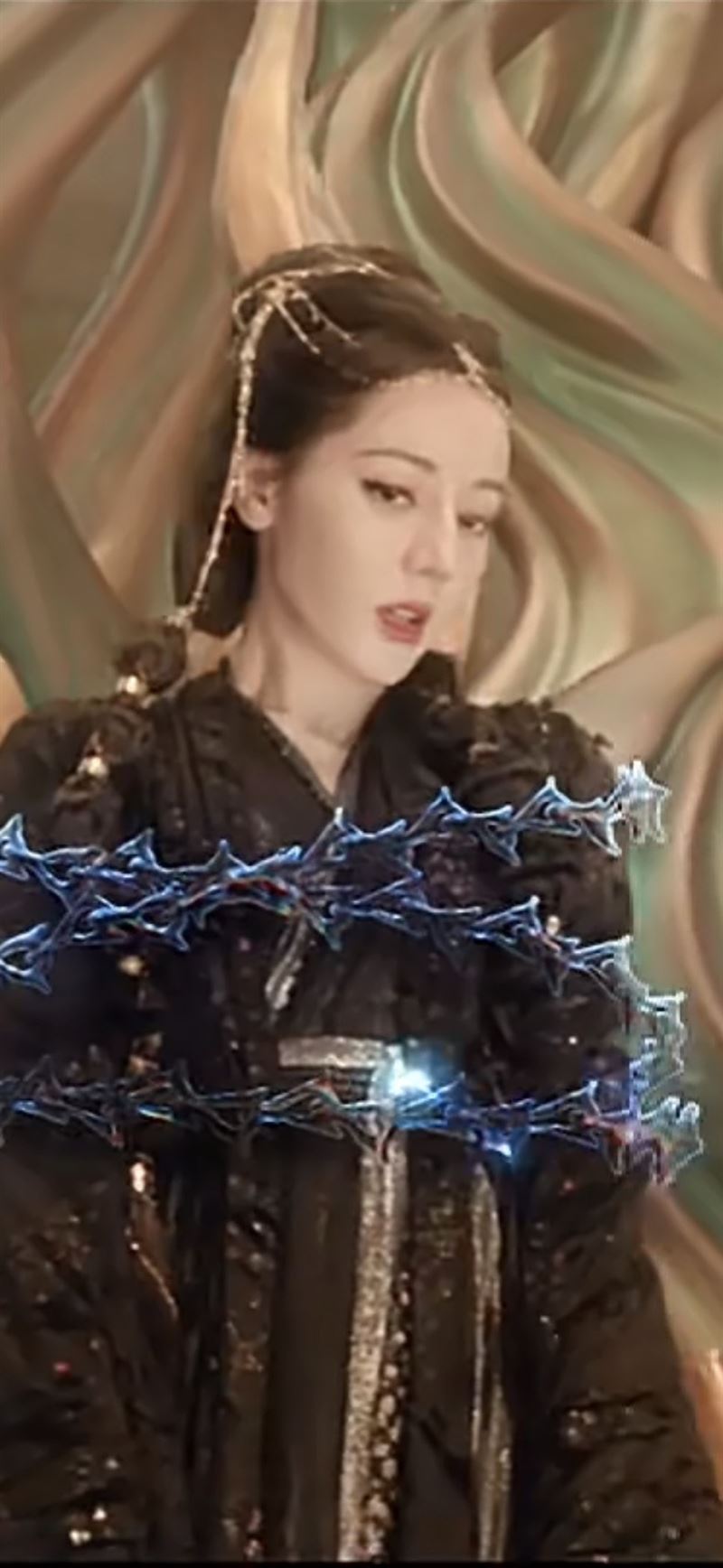 迪麗熱巴在部分鏡頭中臉頰略顯消瘦，甚至出現淚溝與法令紋，加上偏白的底妝與較濃的眼妝，在燈光襯托下顯得略不自然，引發「是否造型不適合」、「惹到造型師？」。（圖／翻攝自白日提燈微博）