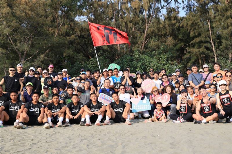 為迎接2026年斯巴達障礙跑台南站賽事,主辦單位特別於台南漁光島舉辦戶外訓練營。(圖/翻攝畫面)