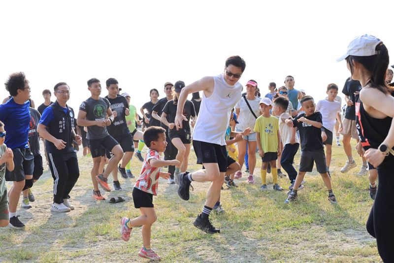 除了成人組外,現場有不少兒童組一同參與體驗。(圖/翻攝畫面)