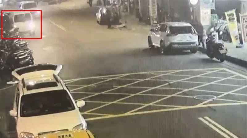 王男駕駛貨車擦撞路旁汽車及機車瞬間。(圖/翻攝畫面)